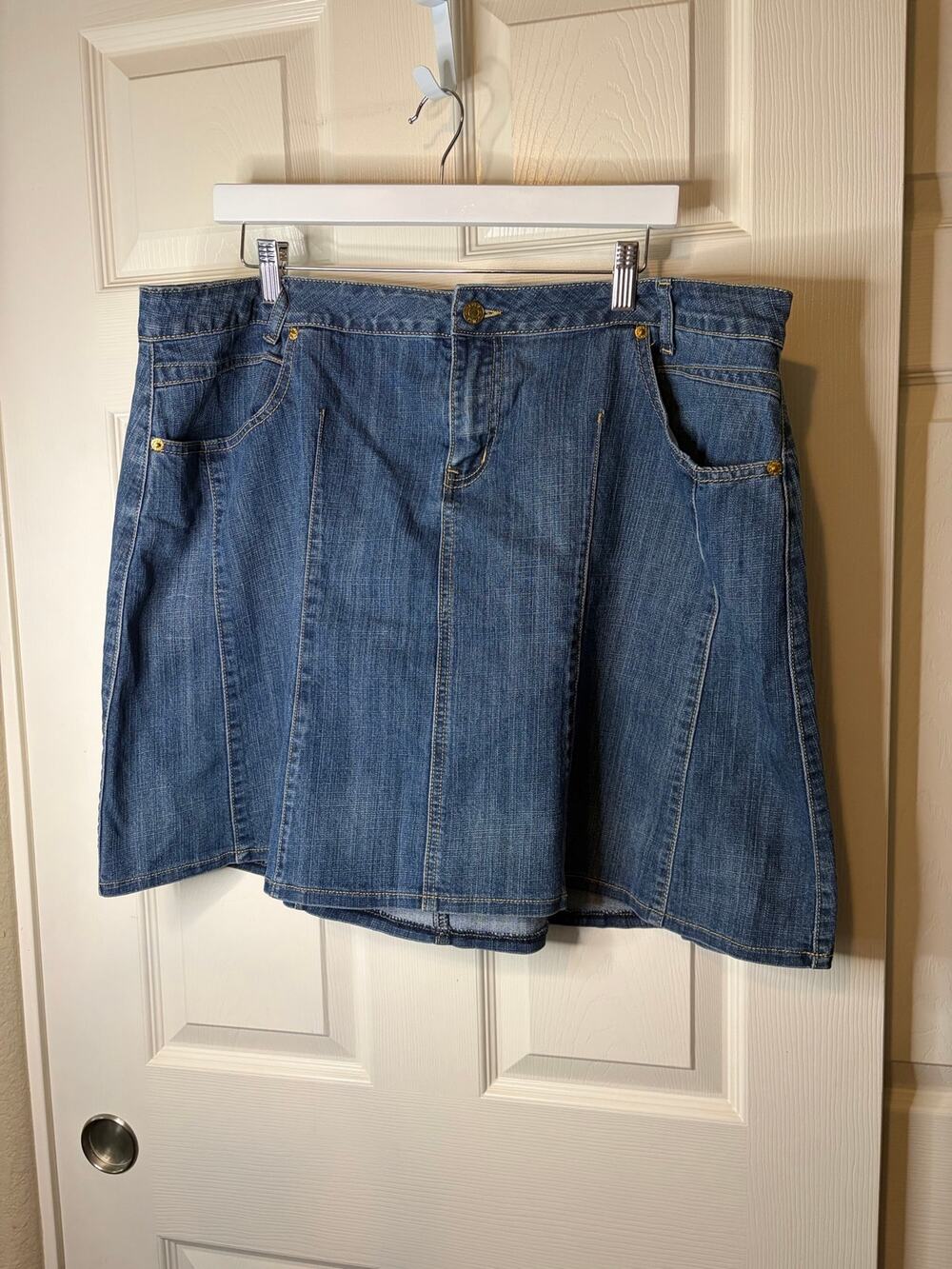 Women’s LA BLUES Y2K Pleated Med Wash Denim Mini Skirt 20W